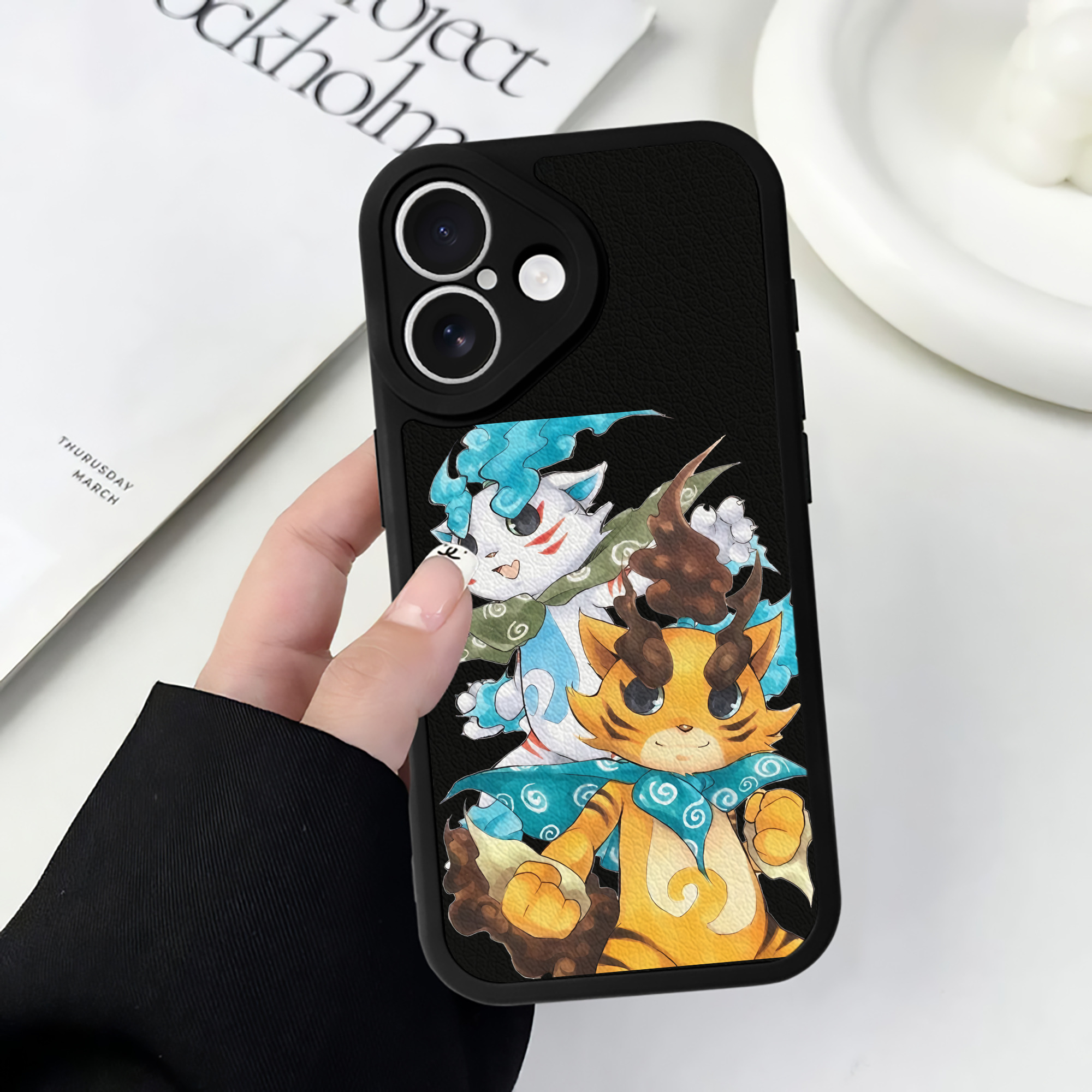 （画像用） 妖怪ウォッチ Yo-kai Watch 【iPhone 16シリーズ対応】シリコンスマホケース（レザー調） 材質：シリコン